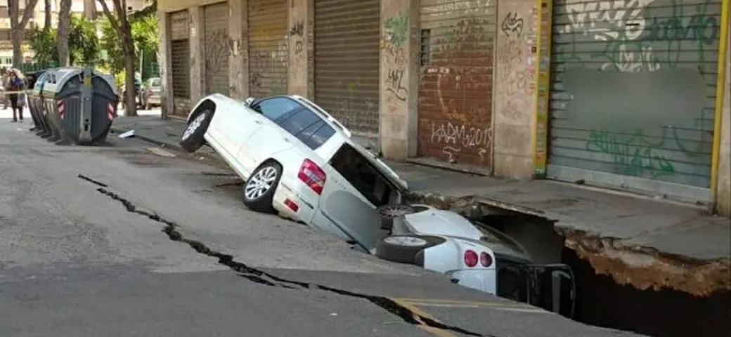 Strada da incubo a Roma: si apre voragine e inghiottisce due auto