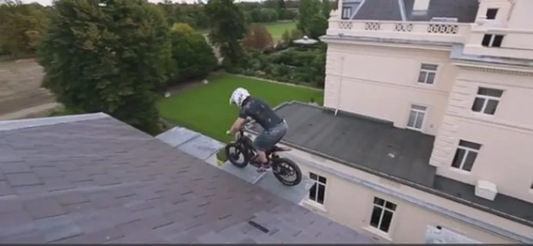 In moto in giro per casa (tetti compresi) a Londra [Video]