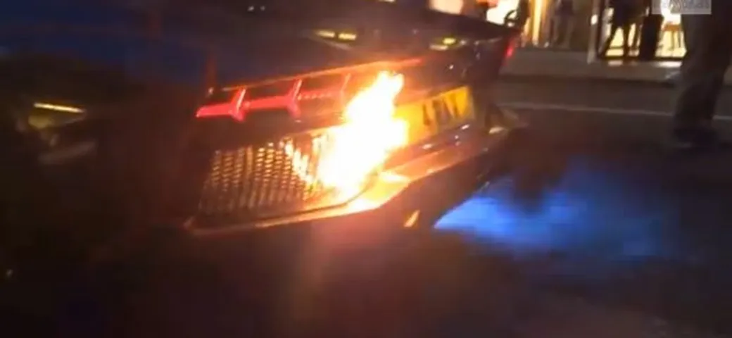 Lo scarico è troppo aperto e la Aventador va quasi in fiamme
