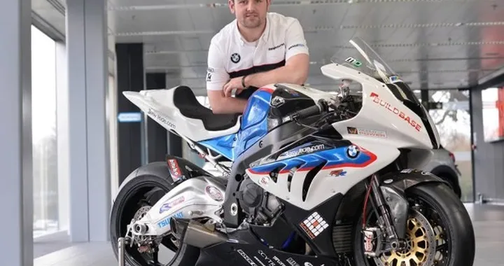 Michael Dunlop con una BMW S1000RR ufficiale nel 2014 [video]