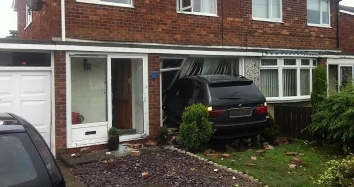 Una BMW X5 finisce parcheggiata fra divano e televisore