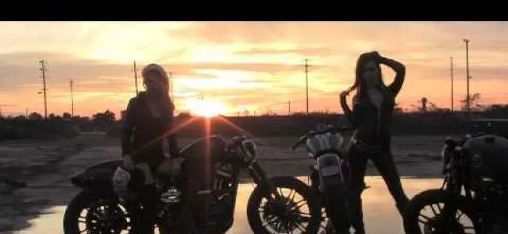 Un altro giorno di lavoro nell'officina Roland Sands Design