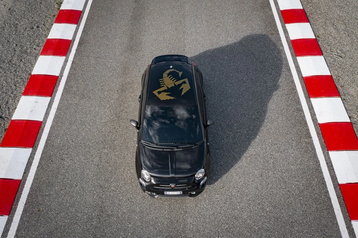 Abarth 695 75° Anniversario: debutta l'edizione limitata per festeggiare l'anniversario del brand