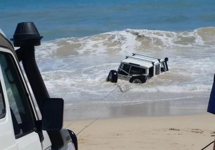 Guida nell'oceano per sfuggire alla polizia