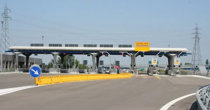 Fa inversione a U in Autostrada per pagare il Telepass: fermato dalla polizia