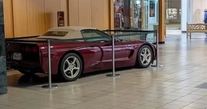 La Corvette abbandonata nel centro commerciale: simbolo della crisi