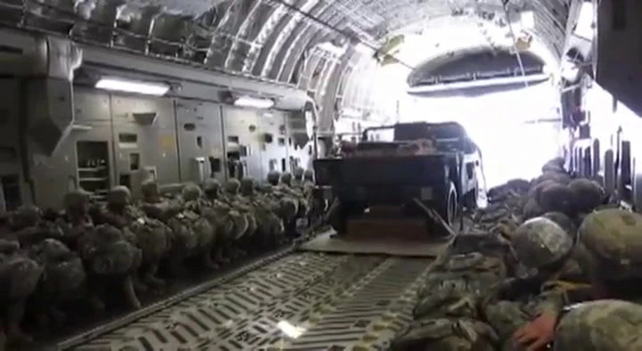 Come un Humvee viene sganciato da un aereo militare