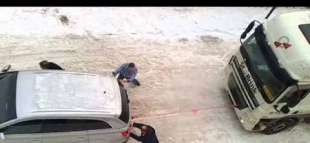 Video: Audi Q7 aiuta autotreno a riprendere la marcia su strada innevata
