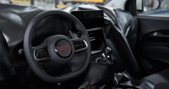 Fiat 500 Ibrida, la scelta del cambio manuale fa discutere