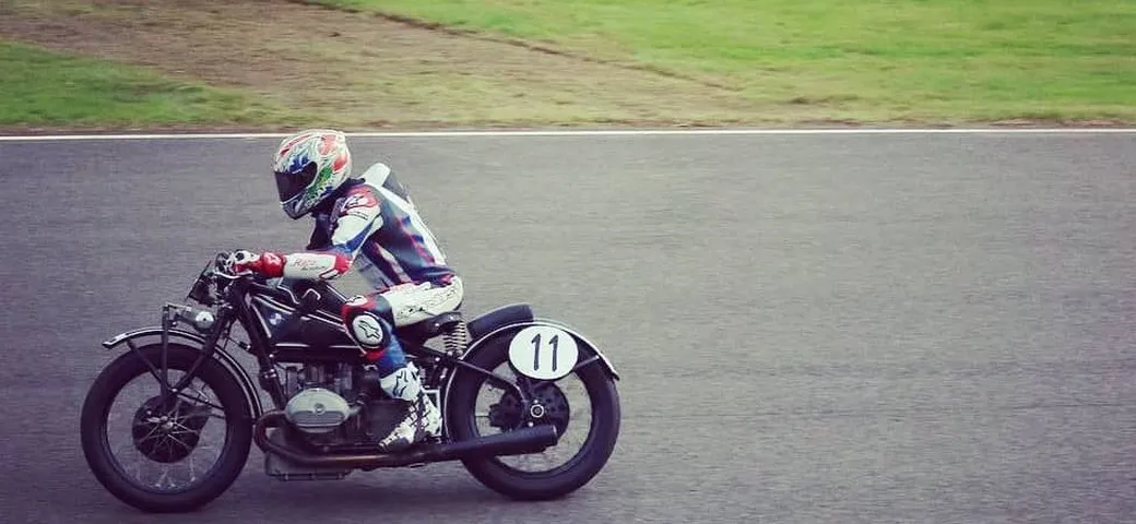 Troy Corser, spettacolo a Goodwood con una BMW del 1936 [Video]