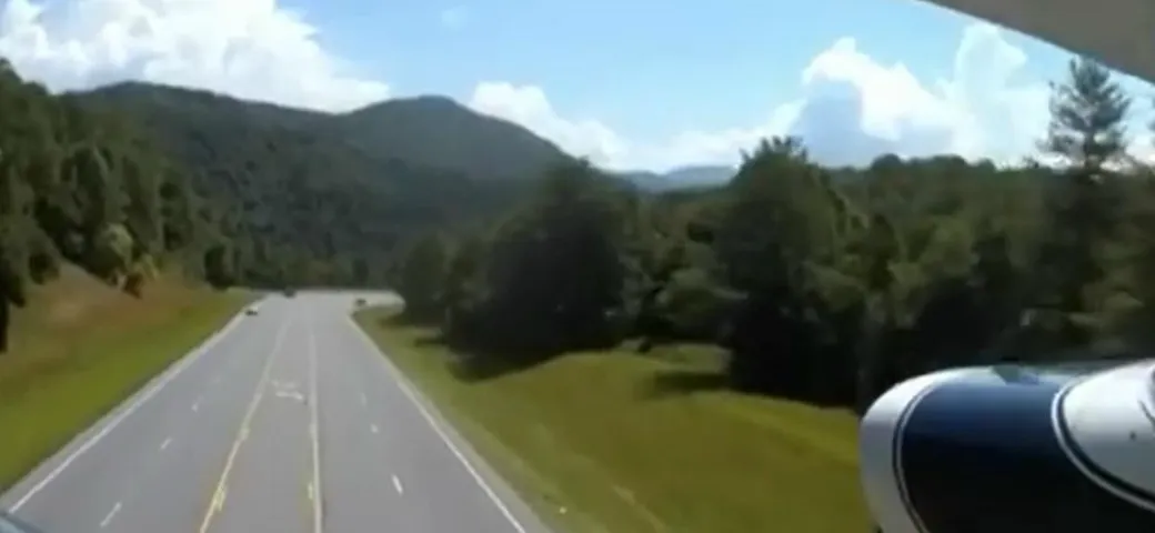 Aereo atterra in autostrada: manovra perfetta senza danni! [Video]