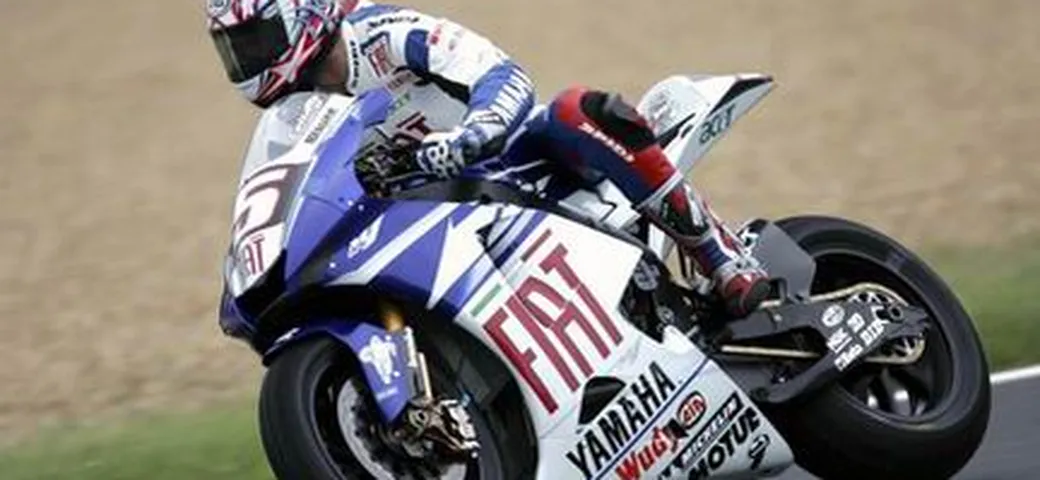 Yamaha scala le qualifiche a Donington: Edwards 1° e Vale 2°