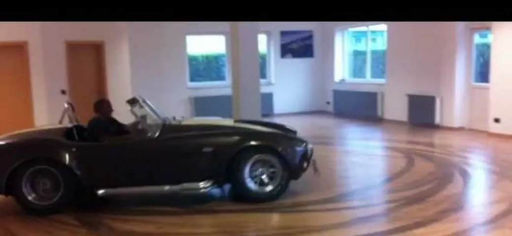 Video: Drift in casa con la Cobra