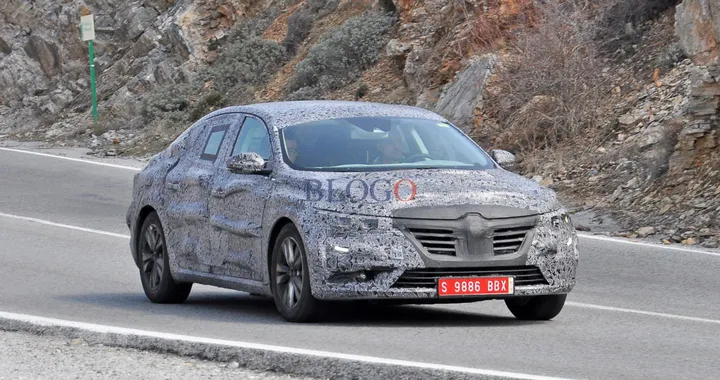 Renault Laguna: nuove foto spia su strada