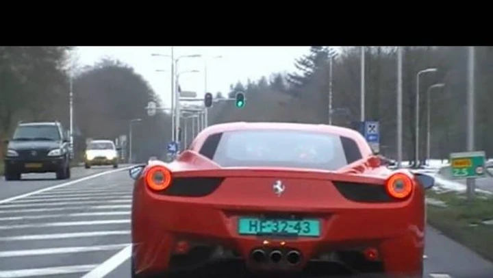 Ferrari 458 Italia: primo video da un avvistamento stradale
