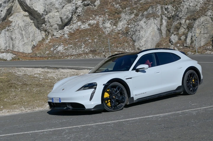 Porsche Taycan Cross Turismo Turbo S: il video