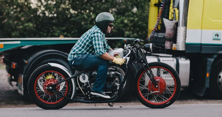 Triumph "Little Bastard": Hot Rod a due ruote!