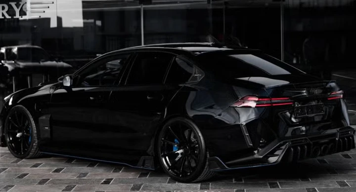 Mansory arriva in Egitto con una BMW M5 estrema: 850 CV e body kit