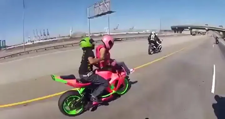 Numero sexy di una coppia di stuntmen americani