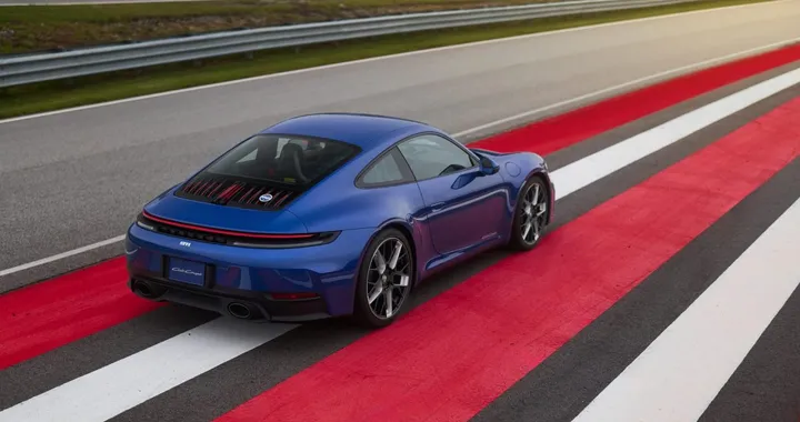 La nuova Porsche 911 con cambio manuale è per pochi eletti