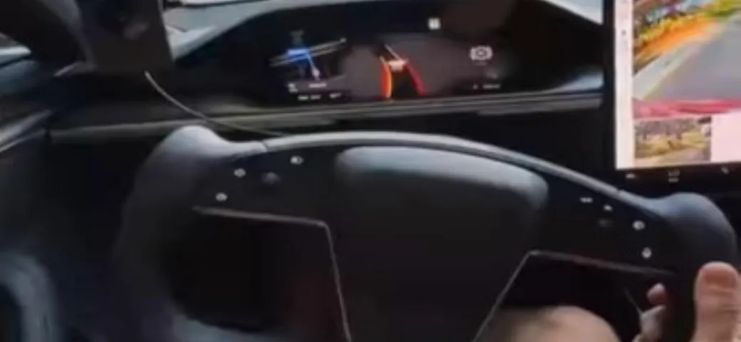 Tesla, l'Autopilot non vede il cancello: incidente sfiorato [Video]