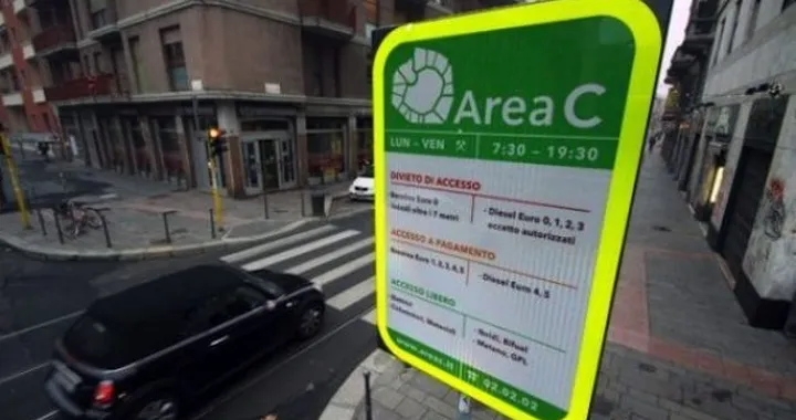 Effetto Area C: a Milano una moto ogni due auto