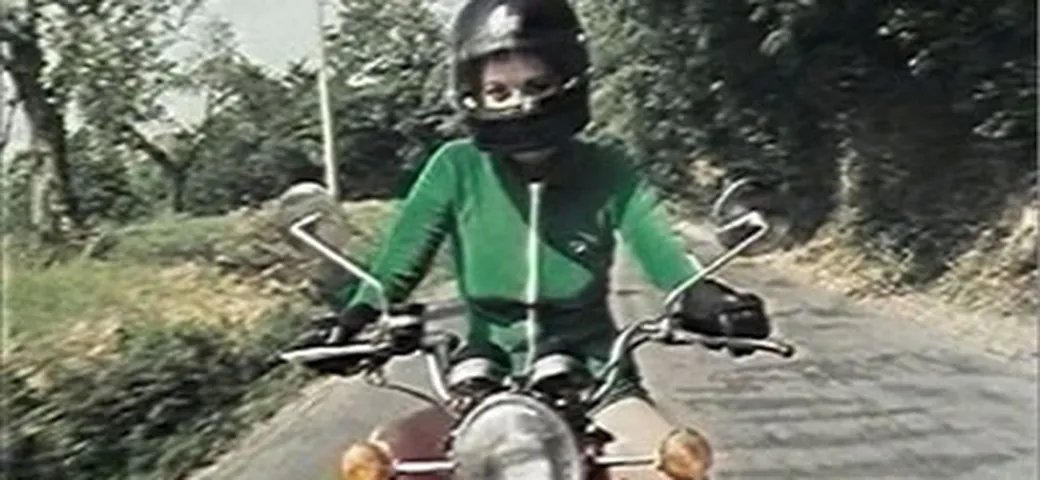 Edwige e la sua CB 350 rossa