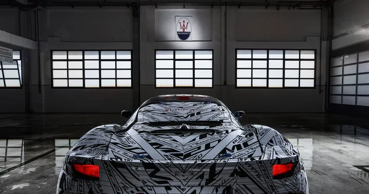 Maserati MC20: la livrea camuffata dedicata a Stirling Moss