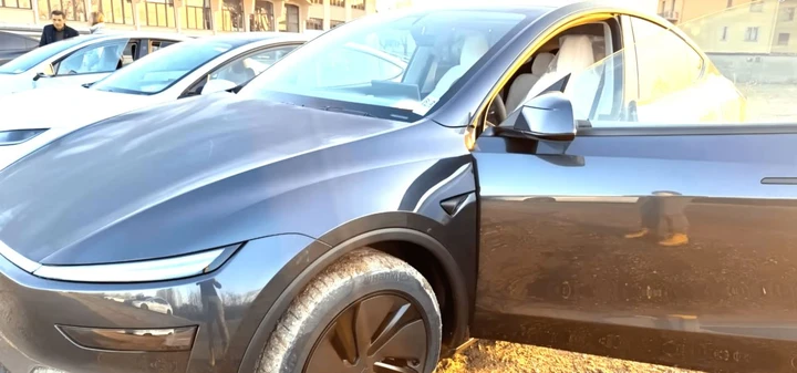 Consegna disastrosa per la Tesla Model Y: sporca dentro e fuori