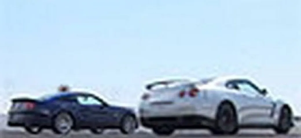 Nissan GT-R vs Ford Mustang Shelby GT500 Super Snake: drag race sul quarto di miglio