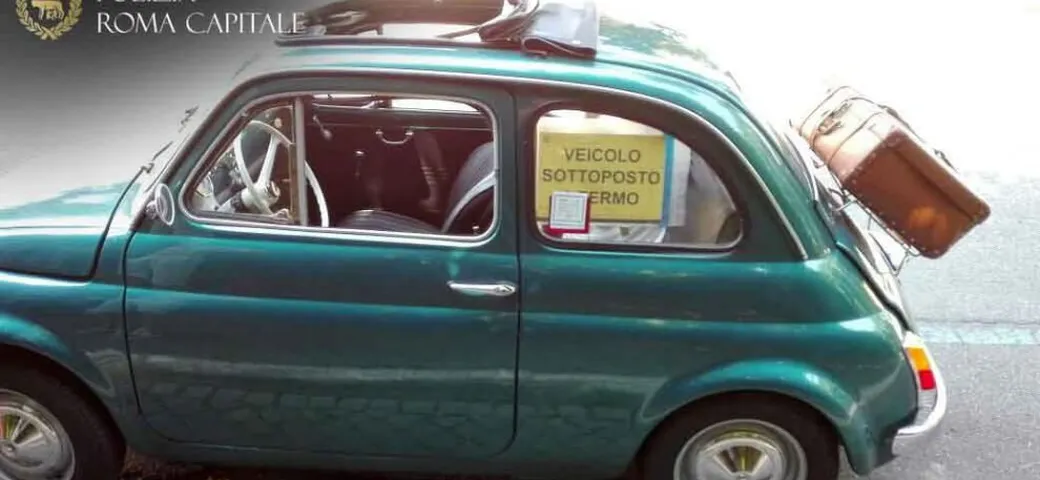 Portava i turisti a Roma sulla vecchia Fiat 500: multa e fermo dell'auto
