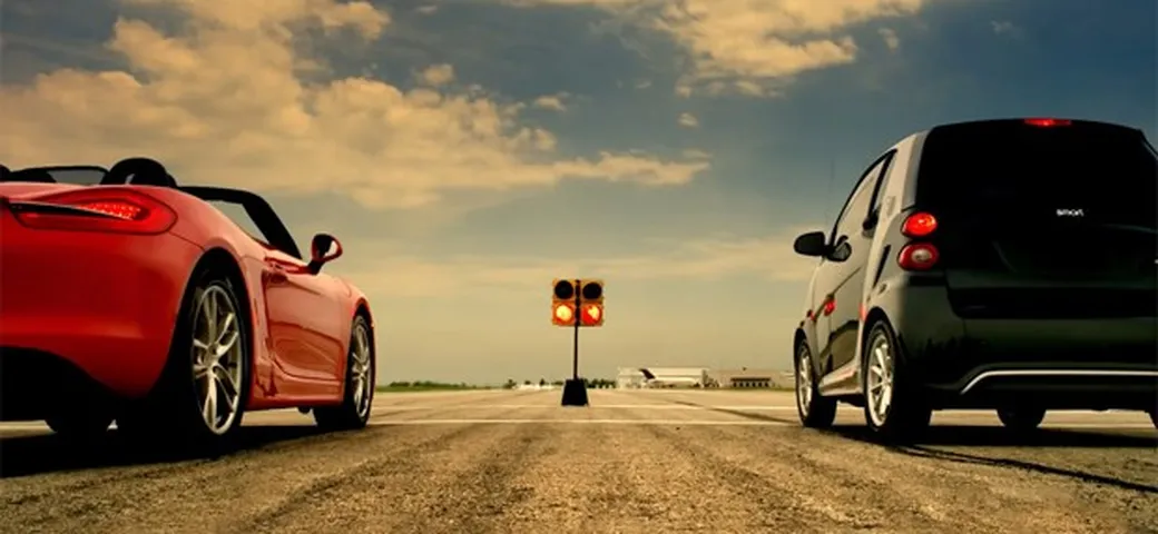 La Smart elettrica sfida le sportive in video