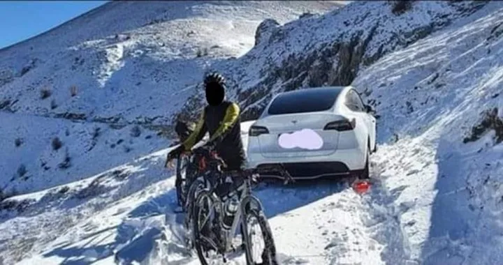 Abbandonano una Tesla dopo essere rimasti bloccati nella neve