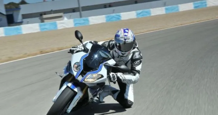 BMW HP4: primo test della race replica su base S1000RR