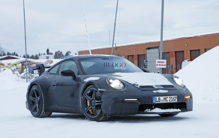 Porsche 992 GT3: foto spia sulla neve