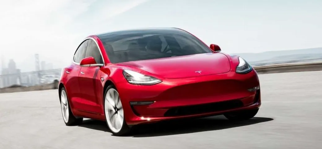 Tesla Model 3 2022: nuova versione con più autonomia, ma meno prestazioni