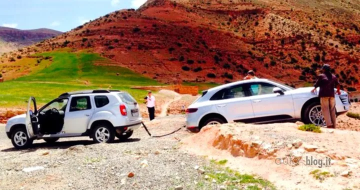 Porsche Macan salvata da una Dacia Duster