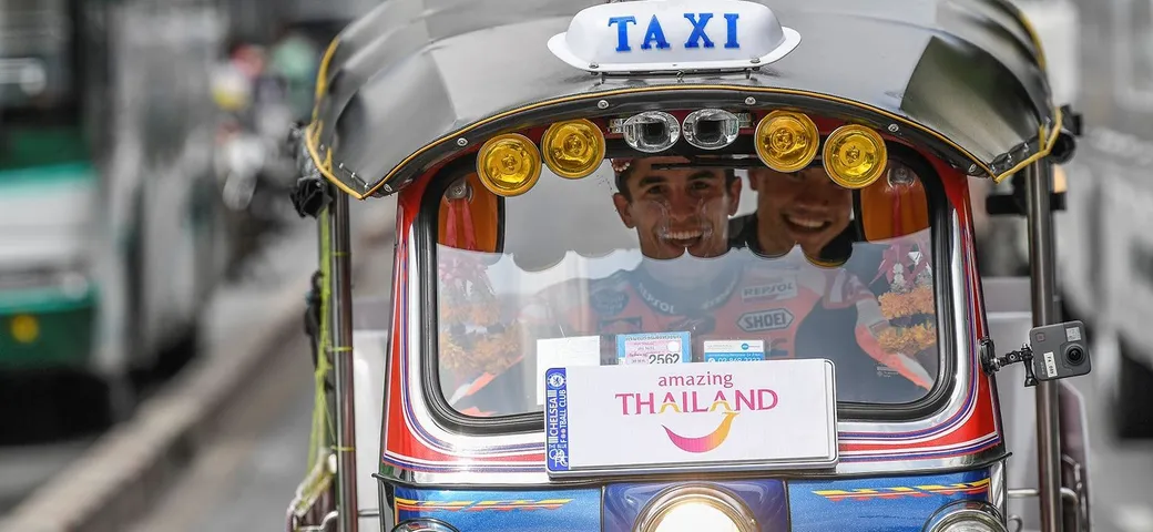 Marc Marquez in giro per Bangkok con un tuk tuk [Video]