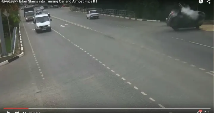 Spaventoso urto di una moto con un'auto [Video]