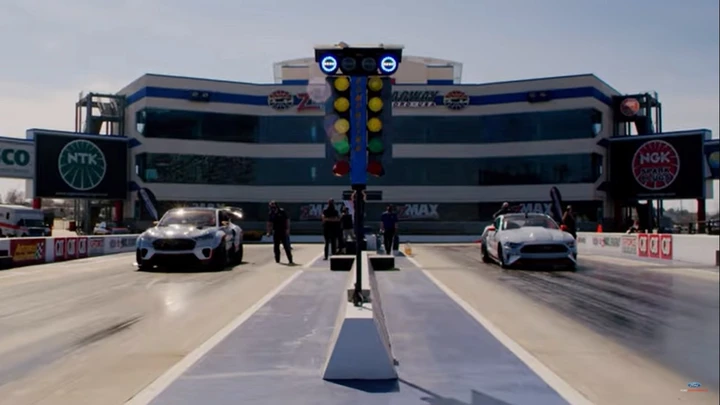 Ford Mustang Mach-E 1400 vs Mustang Cobra Jet: drag race [Video]