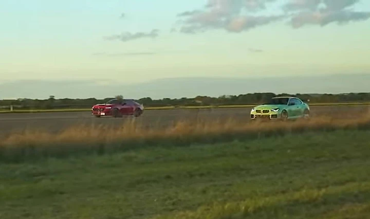 Nuova Mustang GT vs BMW M2 Competition: drag race appassionante | Video
