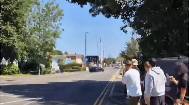 Con l'Audi R8 fa l'eroe e si schianta contro una berlina | Video