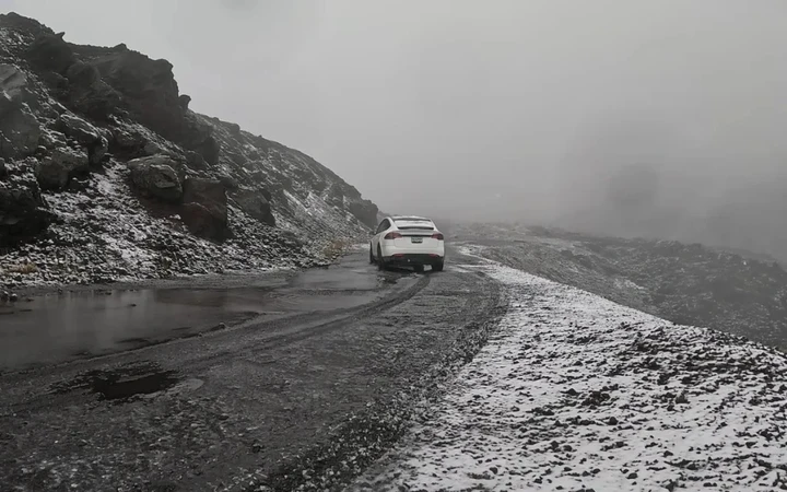 Tesla Model X messa alla prova in un road trip in Sud America: colpa del gelo