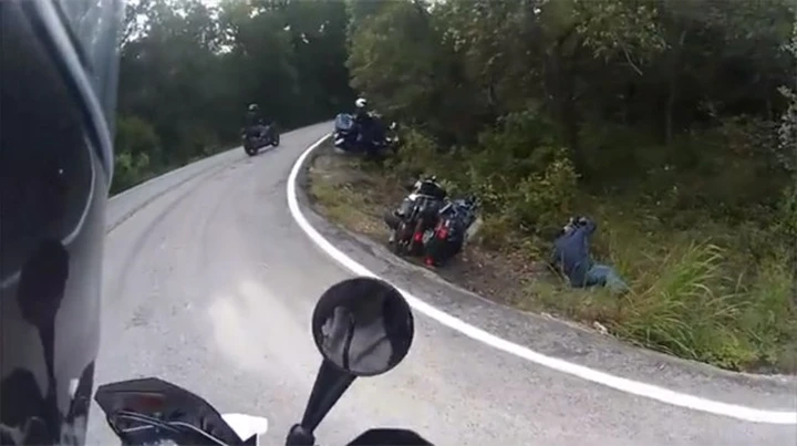 Piegano con l'Harley e finiscono nella scarpata [Video]