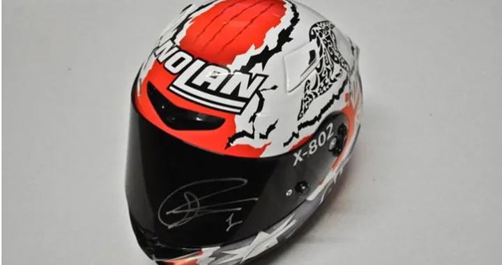 Nolan mette all'asta il casco autografato di Stoner per i bambini sieropositivi