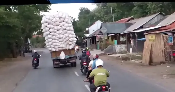 Il furgone si capovolge