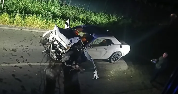 La muscle car sbanda distruggendo muretti e un autovelox: incidente in Toscana