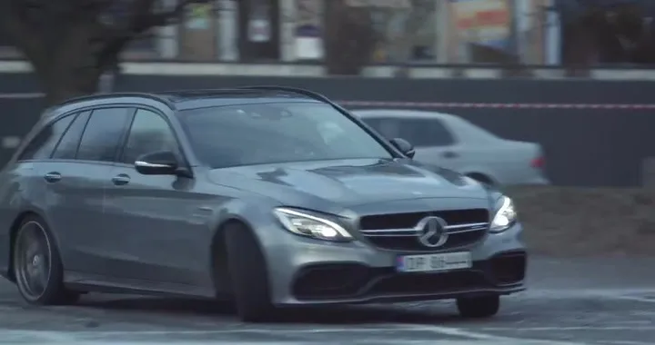 Lo scherzo di Petter Solberg con la Mercedes-AMG C 63