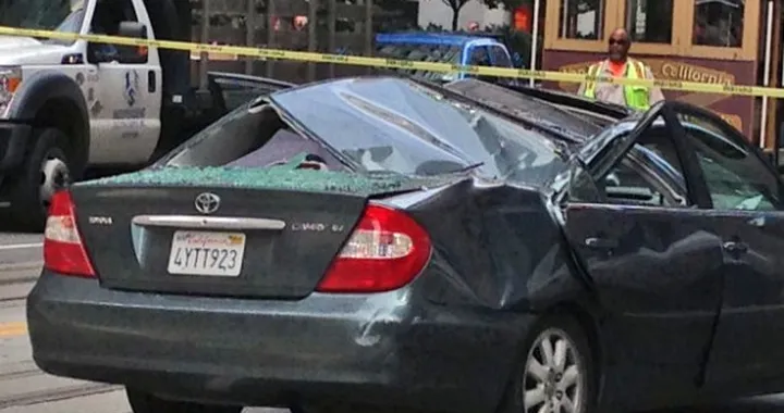 Cade da 11 piani ed atterra sul tetto di un'auto: lavavetri si salva