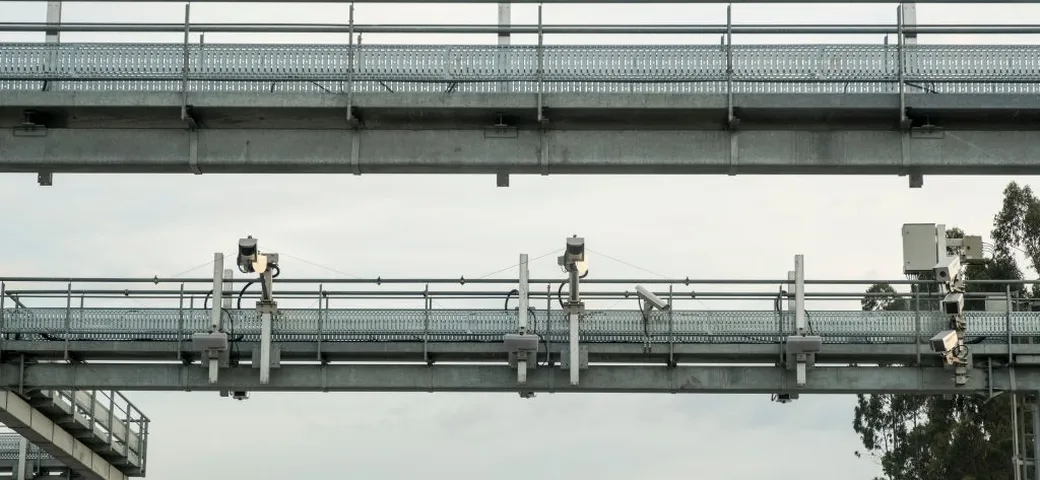 Automobilista con la motosega contro la macchinetta del casello